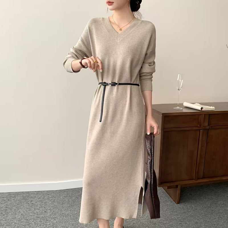 Damen Langes Feinstrick-Midikleid mit V‑Ausschnitt, Seitenschlitz und entspannter Silhouette Shop Nory