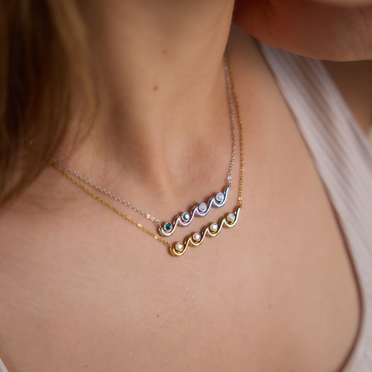 Damen Halskette mit wellenförmigem Design und funkelnden Zirkonia-Akzenten Shop Nory