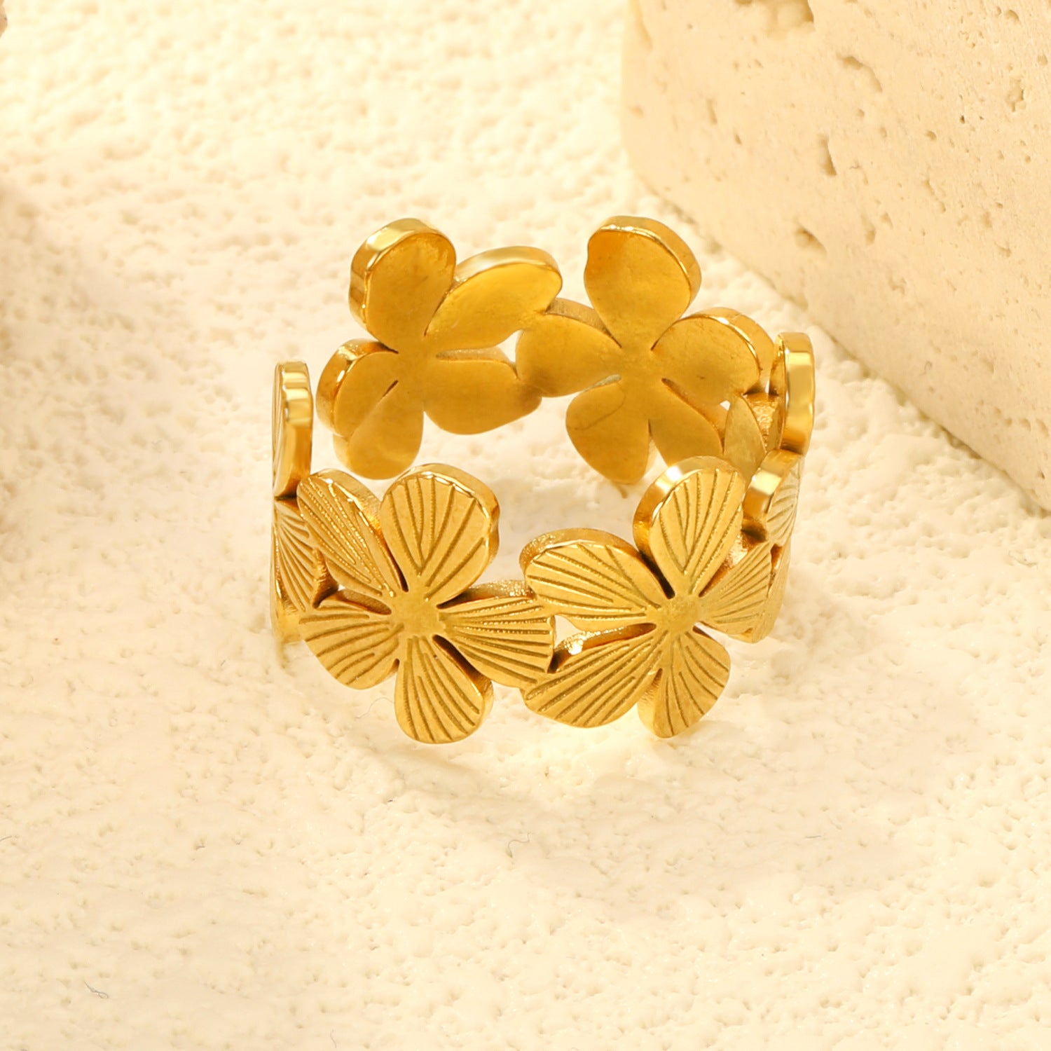 Damen Blütenarmband mit verstellbarem Design und elegantem Goldfinish Shop Nory