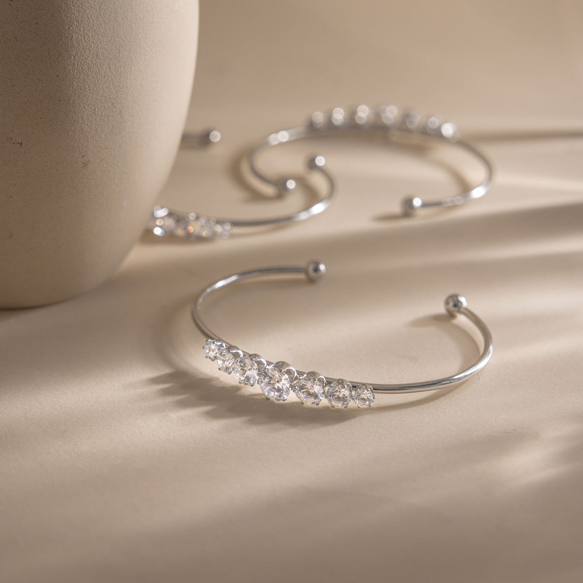 Damen Offenes Armband mit funkelnden Kristallakzenten und hypoallergenem Edelstahl Shop Nory