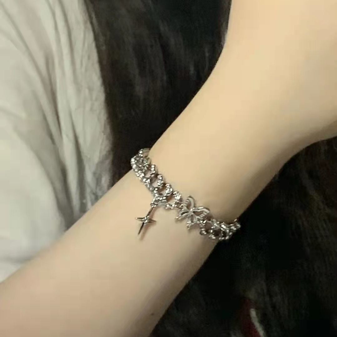 Damen Elegantes Armband mit verspieltem Schmetterlingsanhänger und funkelnden Kristallen Shop Nory