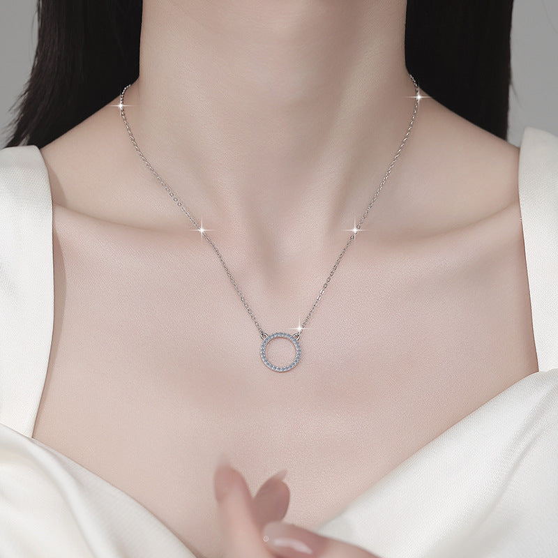 Damen Halskette mit funkelndem Kreisanhänger und versilberter Kette Shop Nory