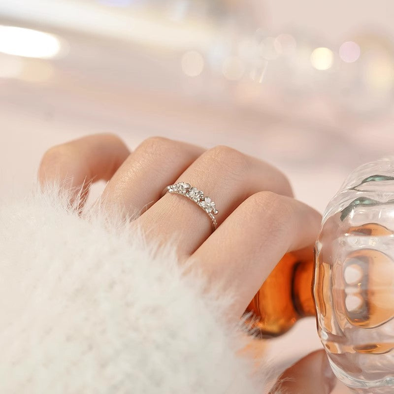 Damen zierlicher Blumenring mit detailreicher Verarbeitung Shop Nory