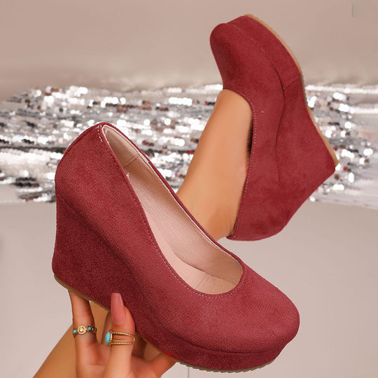 Damen Wedge-Pumps mit zierlichem Riemen und glänzendem Akzent Shopnory