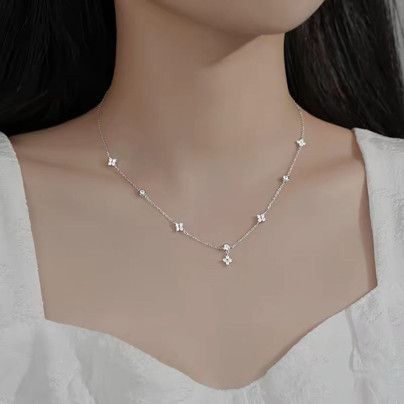 Damen Halskette mit zierlichen Blütenmotiven und funkelnden Zirkonia Shop Nory
