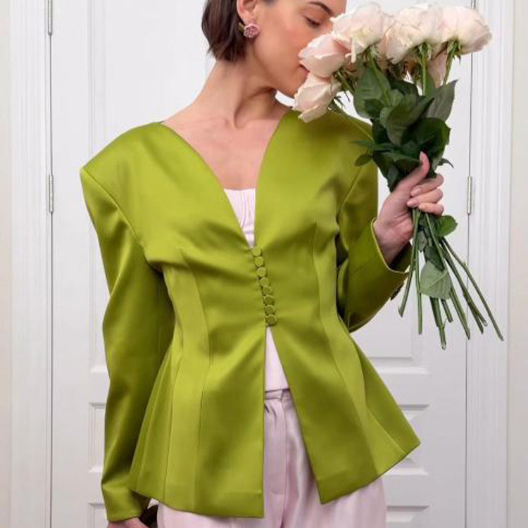 Damen Taillierter Satin-Blazer mit betontem Schößchen und dekorativer Knopfleiste Shop Nory