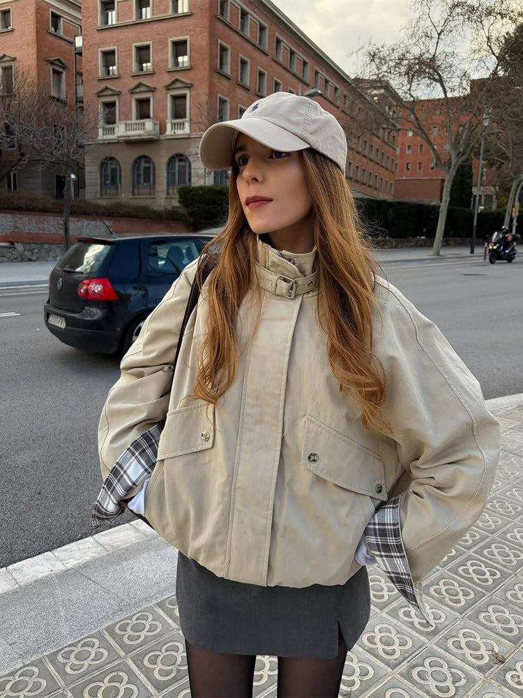 Damen Kurzjacke im Bomberstil mit Stehkragen, Kinnriemen und kariertem Ärmelfutter Shop Nory