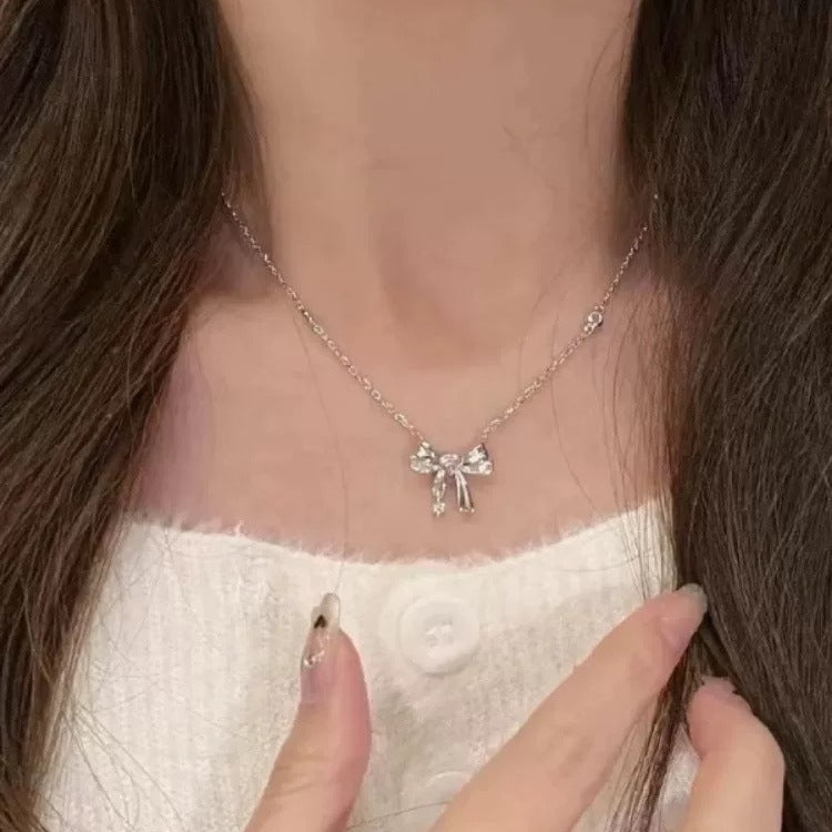 Damen Kette mit filigranem Schmetterlingsanhänger und funkelnden Akzenten Shop Nory