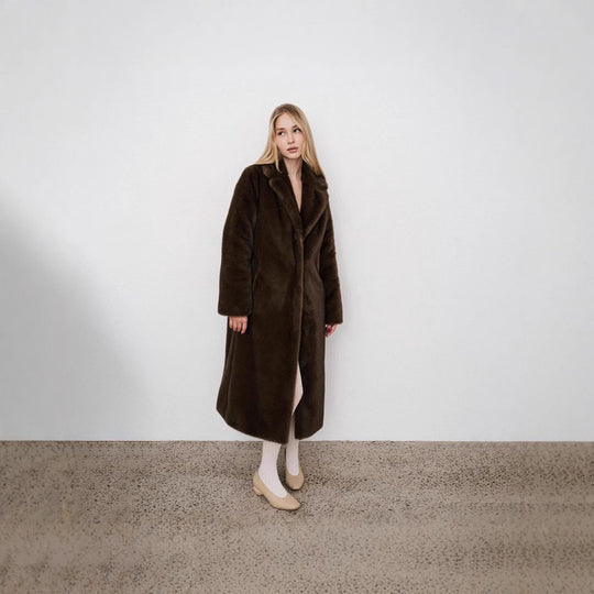 Damen langer Hochflor-Mantel aus Kunstfell mit Schalkragen und legerem Schnitt Shop Nory