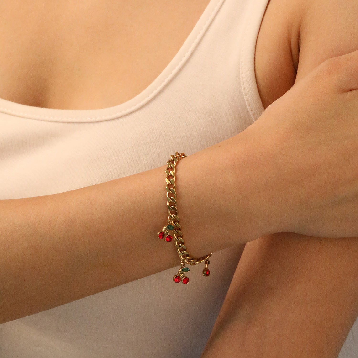 Damen Armband mit charmanten Kirsch-Anhängern und eleganter Gliederkette Shop Nory