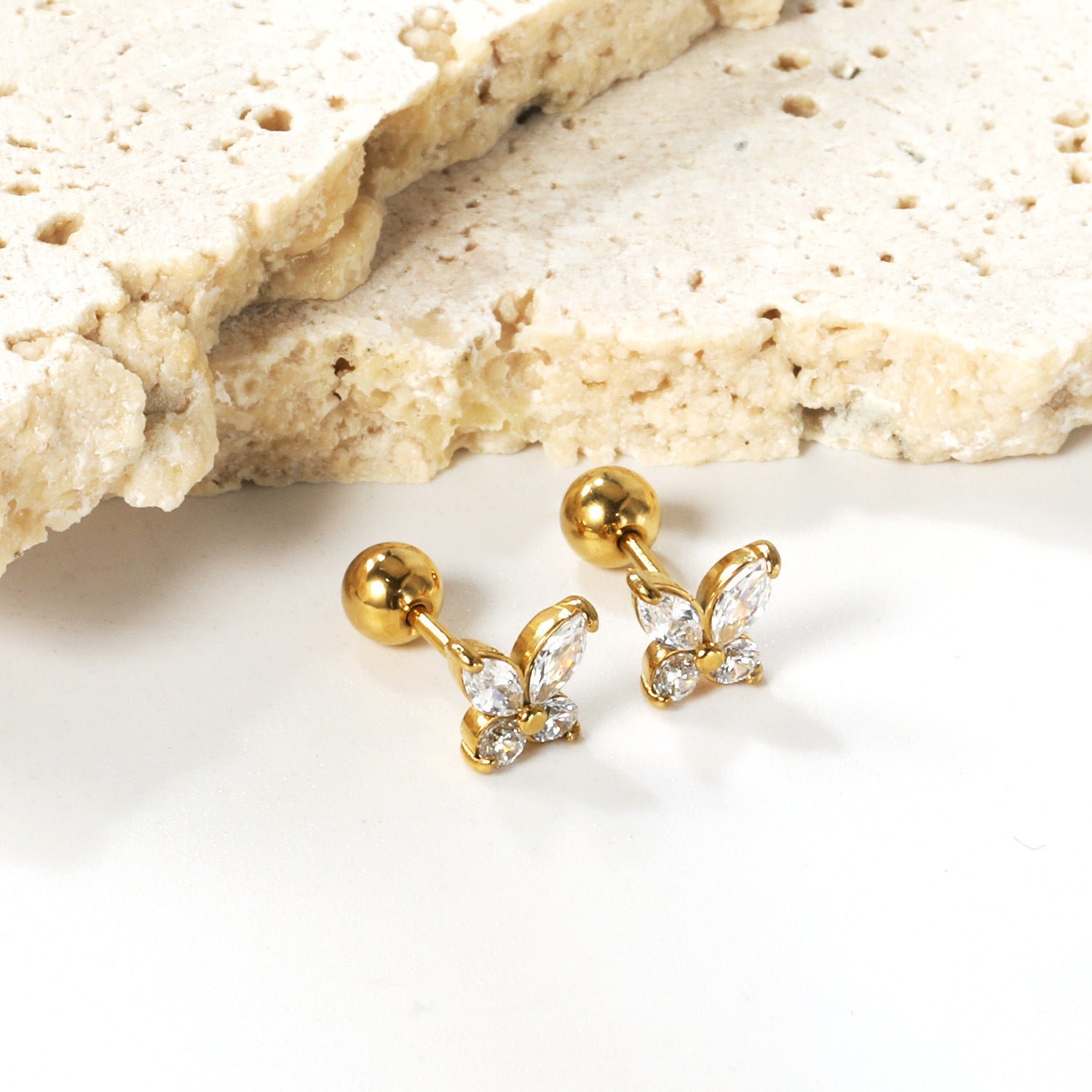 Damen Ohrstecker im verspielten Schmetterlingsdesign mit funkelnden Zirkonia Shop Nory