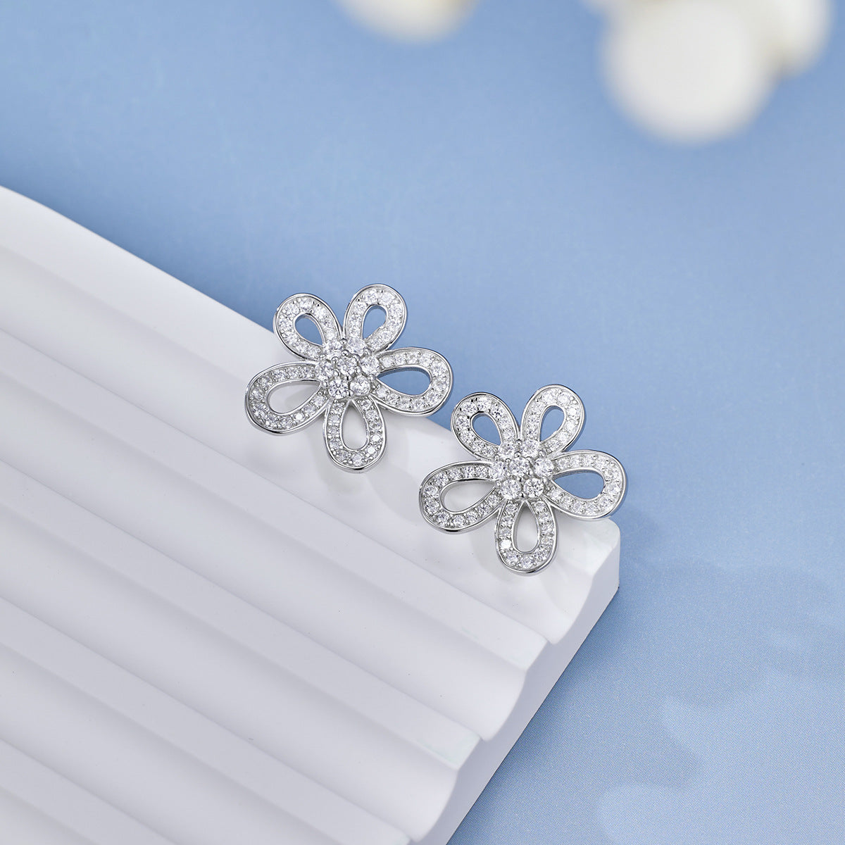 Damen Ohrstecker im floralen Design mit funkelnden Zirkonia Shop Nory