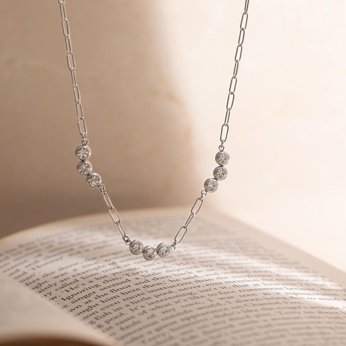 Damen Halskette mit eleganten Zirkonia-Elementen und hypoallergenem Edelstahl Shop Nory