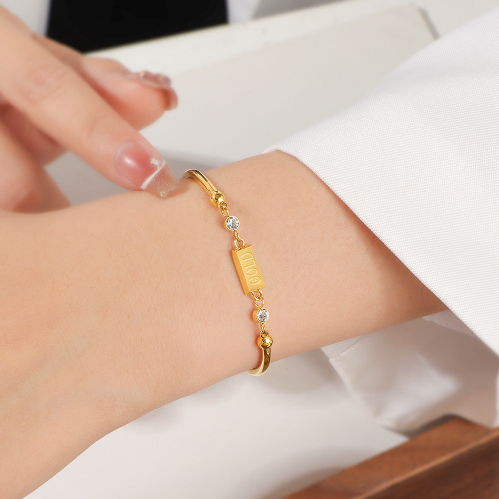 Damen Armband mit funkelnden Kristallakzenten und modernem GOLD-Anhänger Shop Nory