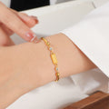 Damen Armband mit funkelnden Kristallakzenten und modernem GOLD-Anhänger Shop Nory
