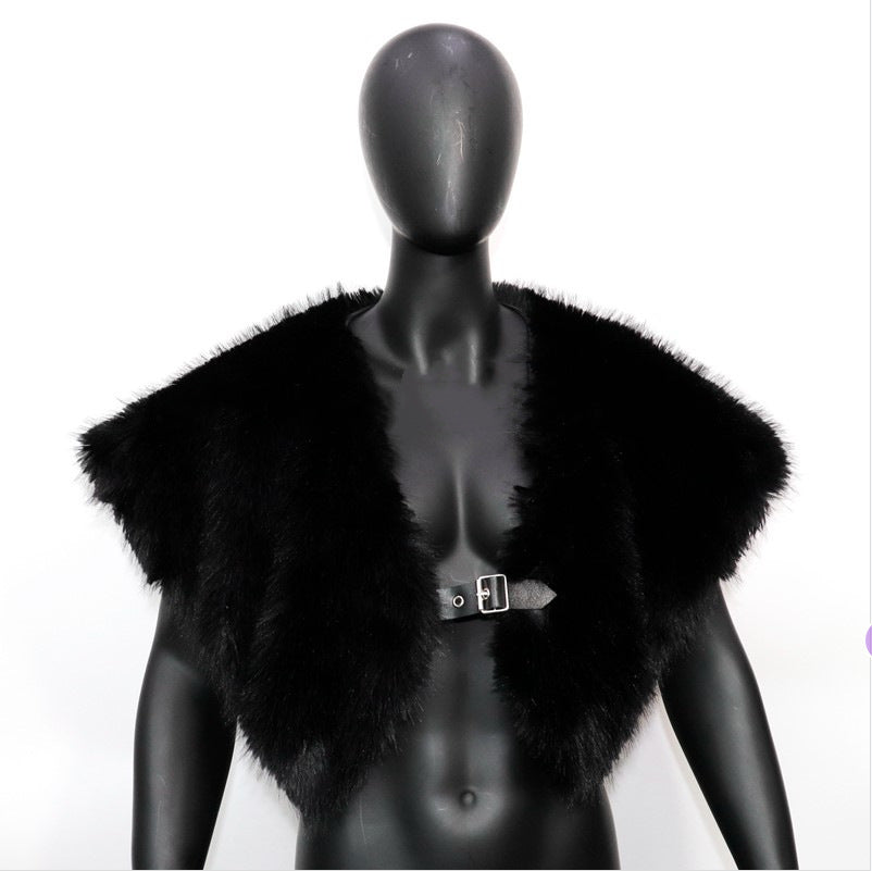 Herren historisch inspiriertes Kunstfell‑Schultercape mit Lederriemen Shop Nory
