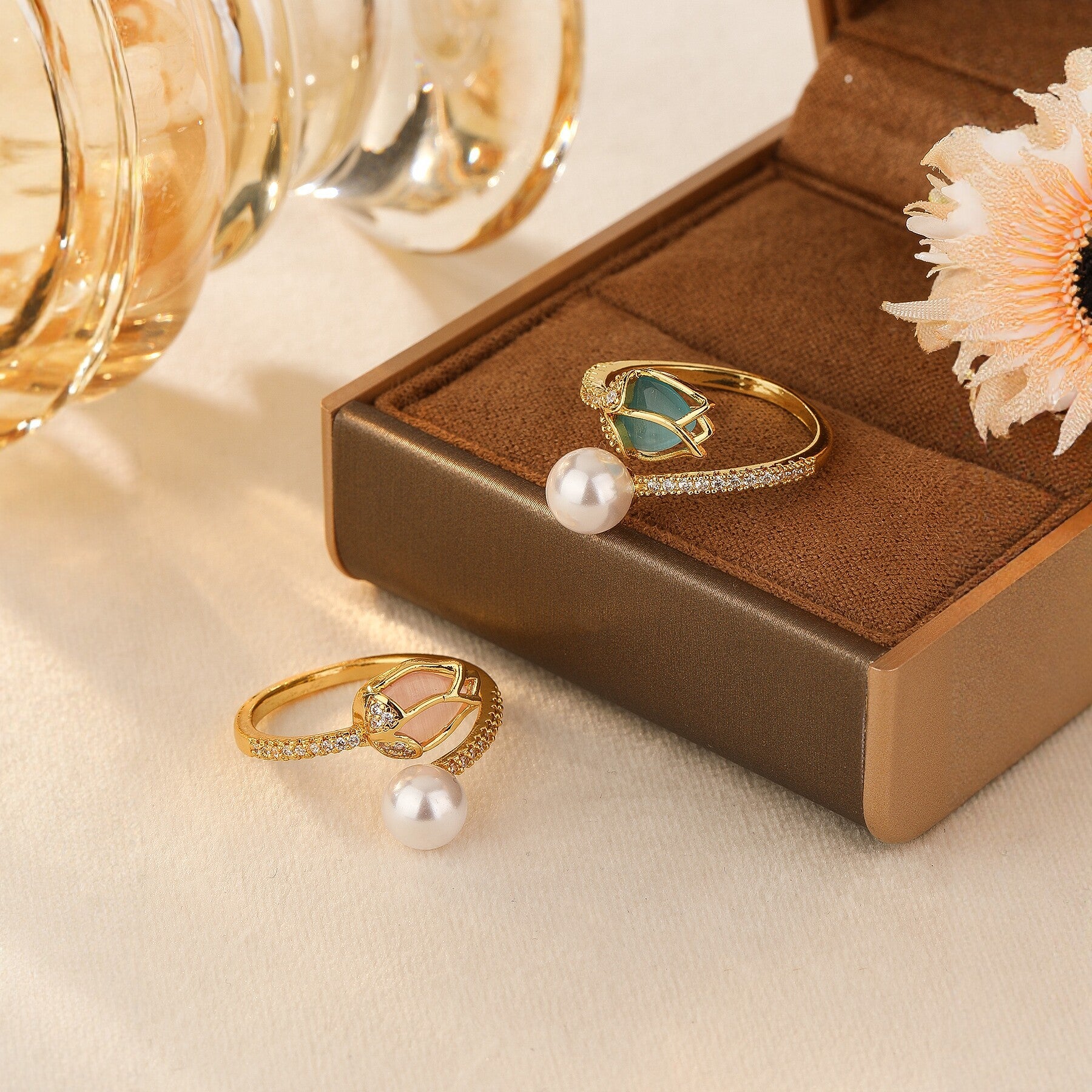 Damen Eleganter Ring mit Blumenmotiv und Perle Shop Nory