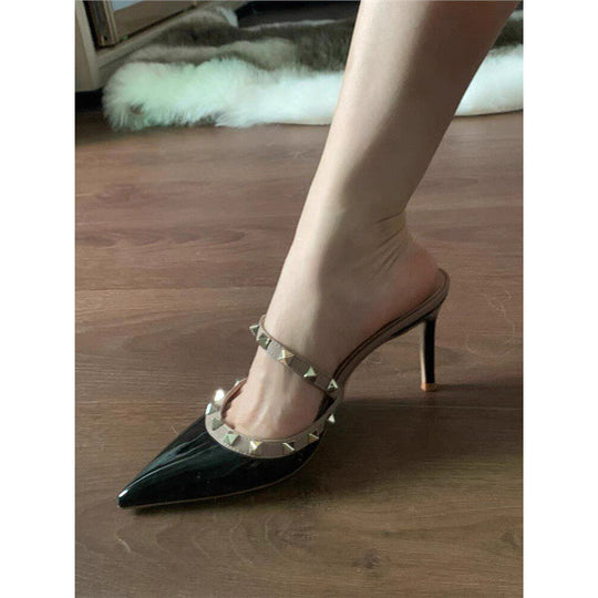 Damen Elegante spitz zulaufende Pantoletten mit doppeltem Nietenriemen und hohem Stiletto‑Absatz Shop Nory