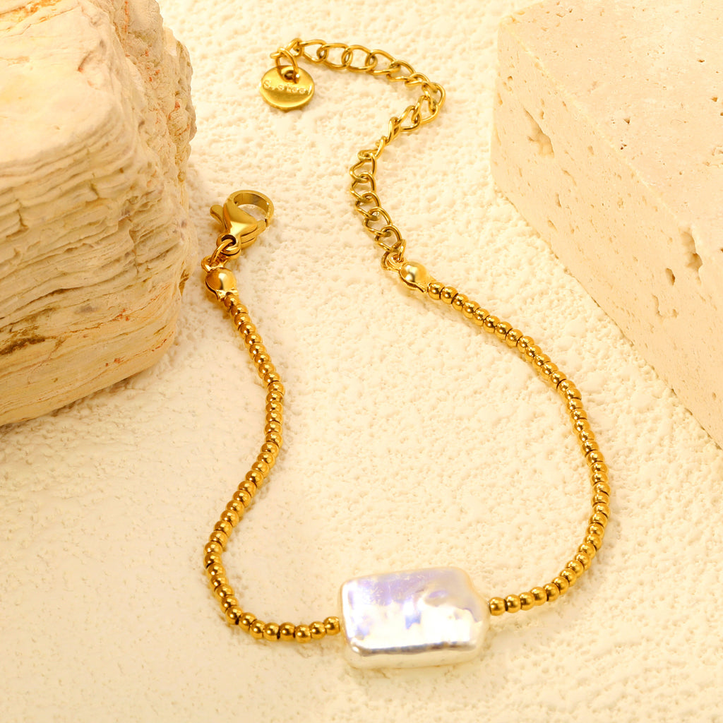 Damen Armband mit modernem Muschelanhänger und eleganten goldenen Akzenten Shop Nory