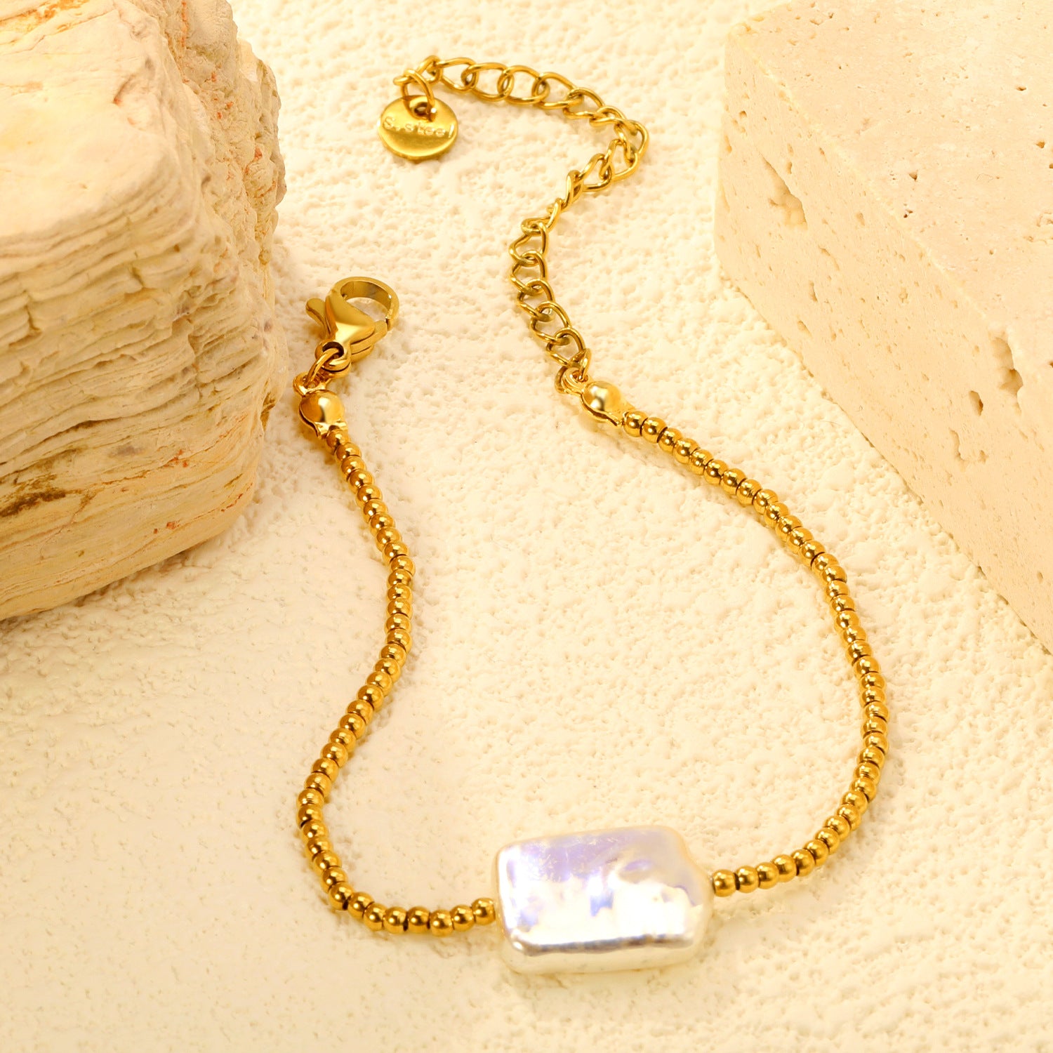 Damen Armband mit modernem Muschelanhänger und eleganten goldenen Akzenten Shop Nory