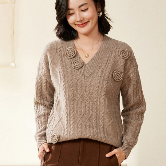 Damen Zopfmuster-V-Pullover mit dreidimensionalen Blumenapplikationen aus weichem Wollmix Shop Nory