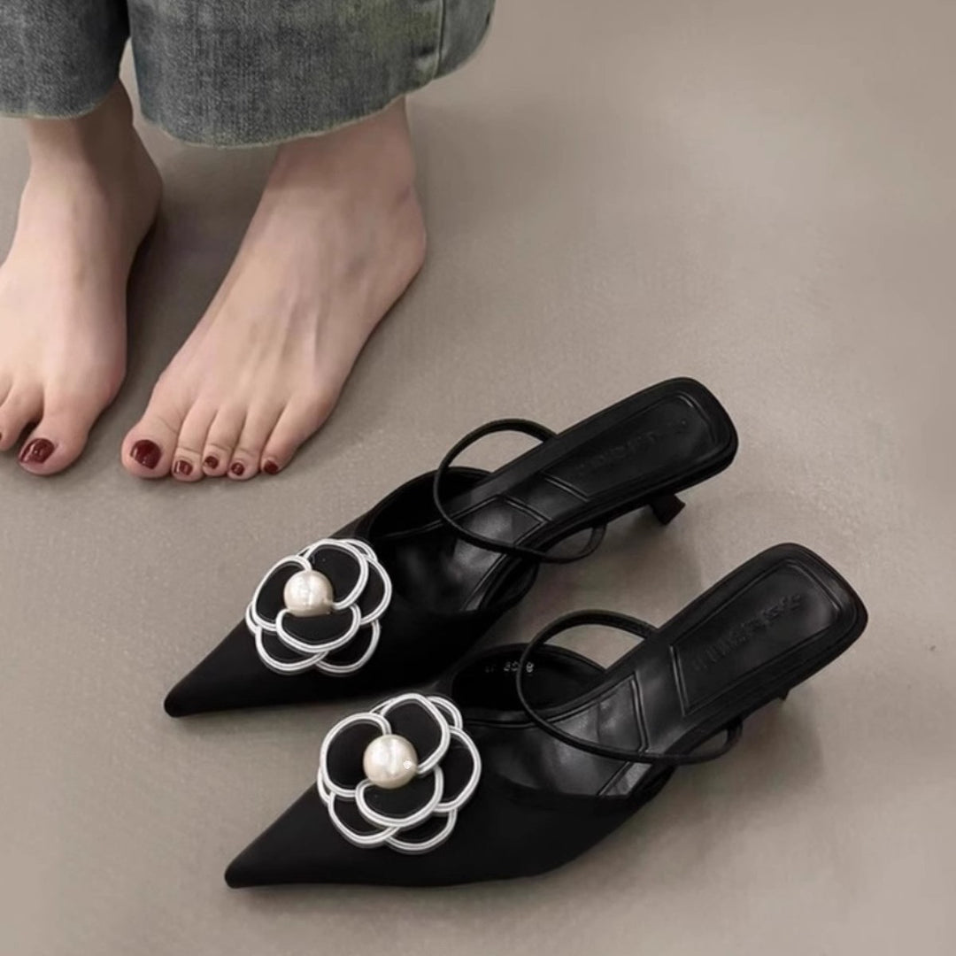 Damen Spitz zulaufende Mulepantoletten mit Blumenornament und zarter Riemchenführung Shop Nory