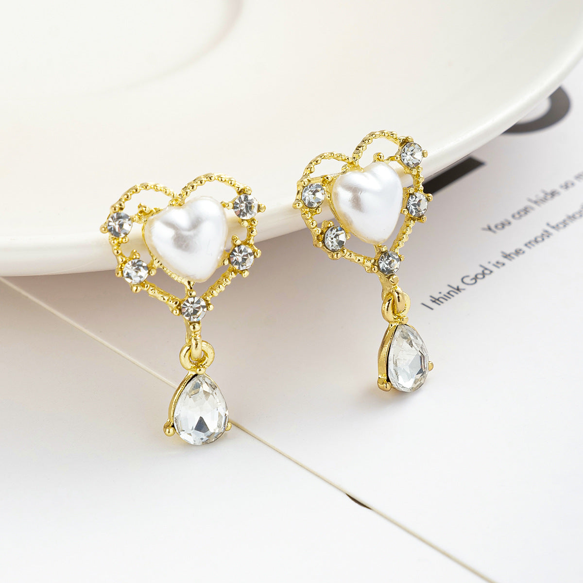 Damenohrringe mit herzförmigem Design und funkelnden Details Shop Nory