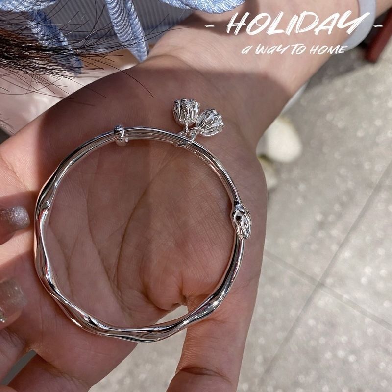 Damenarmband mit kunstvollem Reliefdesign und eleganten Anhängern Shop Nory