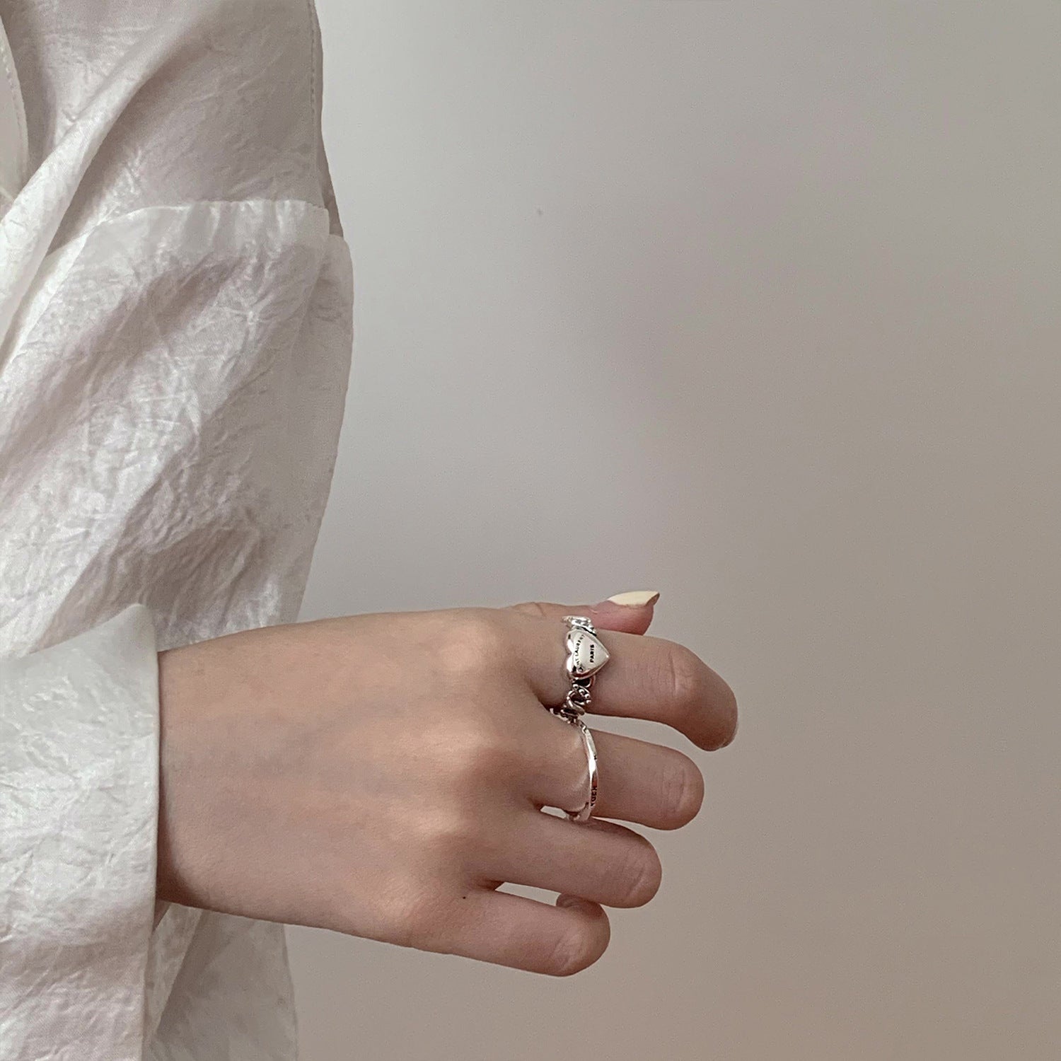 Damenring mit herzförmigem Anhänger und stilvollem Kettendesign Shop Nory