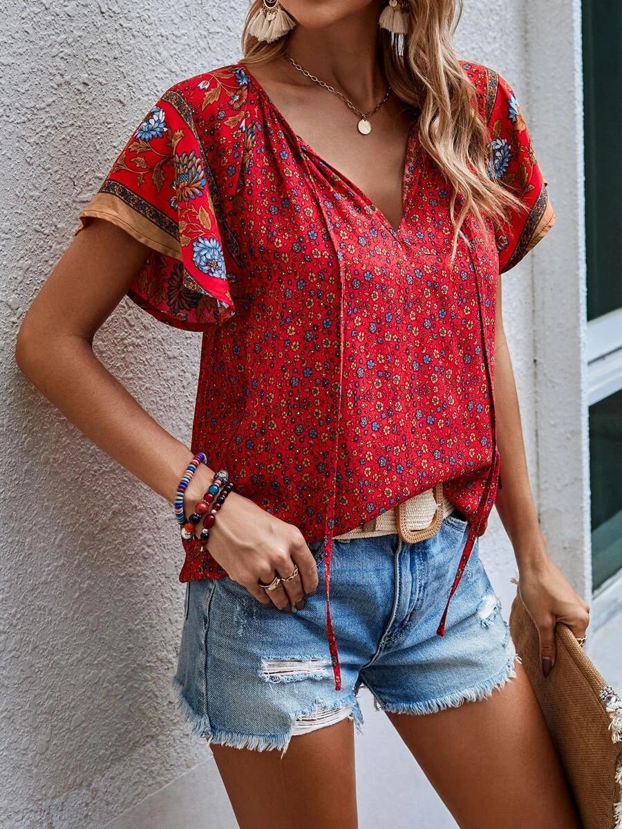 Damen Leichtes Blusenshirt mit V-Ausschnitt, kurzen Kimonoärmeln und floralem Allovermuster Shop Nory