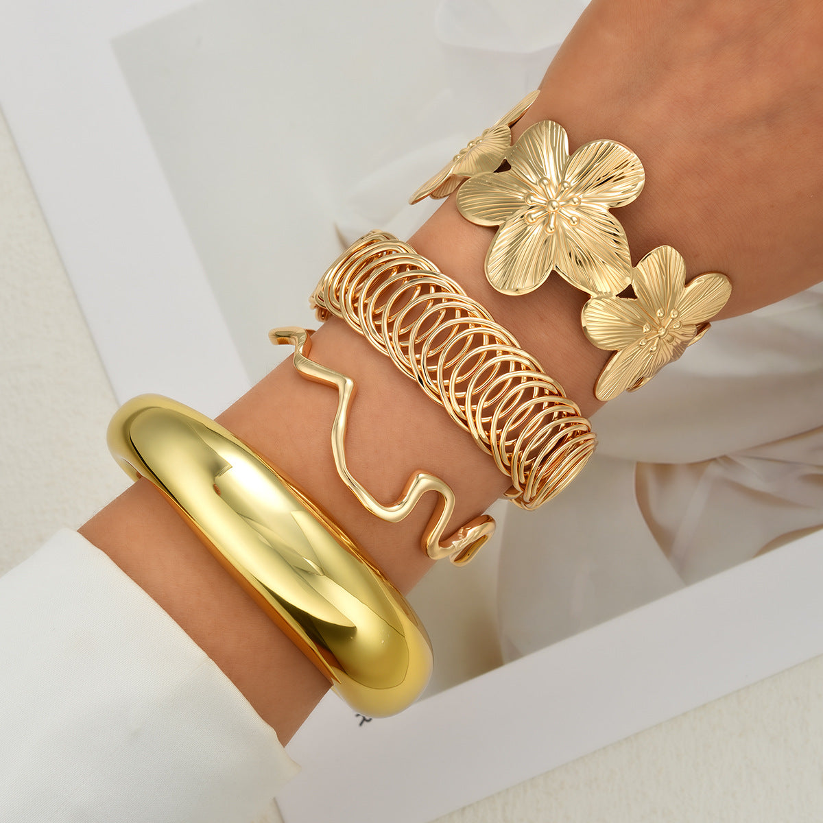 Damen Armreifen-Set mit kunstvollen Blumenmustern und eleganten Designs Shop Nory