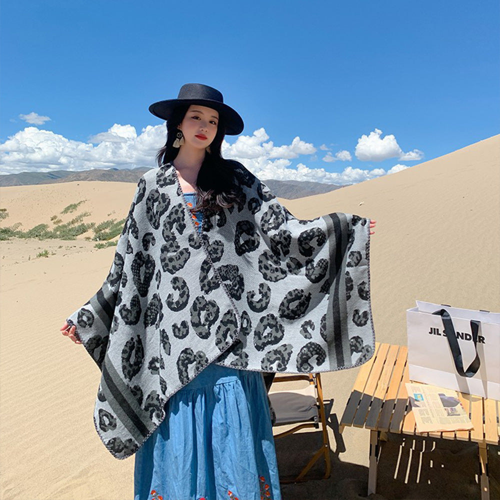 Damen Oversize‑Poncho im Strick‑Wollmix mit Leo‑Jacquard und V‑Ausschnitt Shop Nory