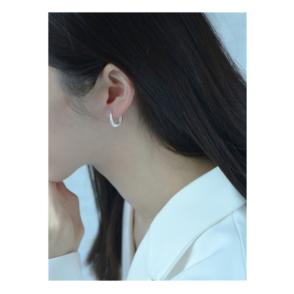 Damen Creolen mit modernem eckigen Design und strukturierter Oberfläche Shop Nory