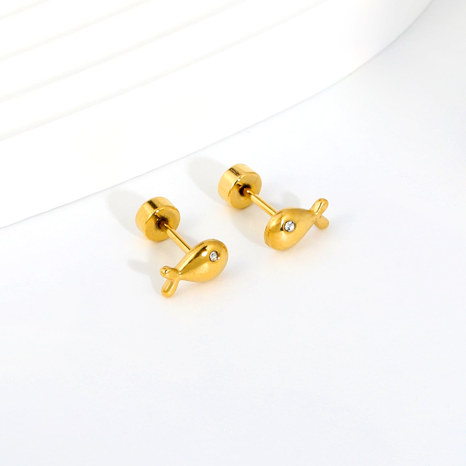 Damen Ohrstecker mit verspieltem Fischdesign aus hochwertigem Edelstahl und funkelndem Zirkonia Shop Nory