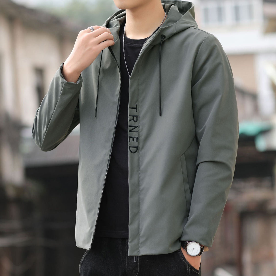 Herren leichte Kapuzen‑Shelljacke mit verdecktem Reißverschluss und minimalistischer Utility‑Optik Shop Nory