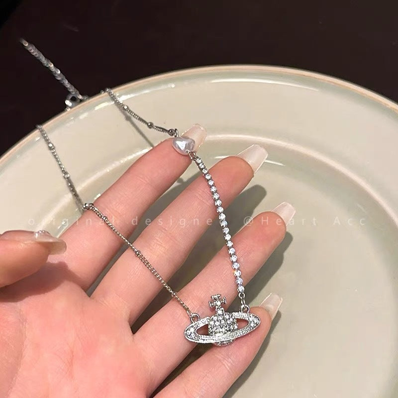 Damen Halskette mit funkelndem Planetenanhänger und zarten Zirkonia Shop Nory