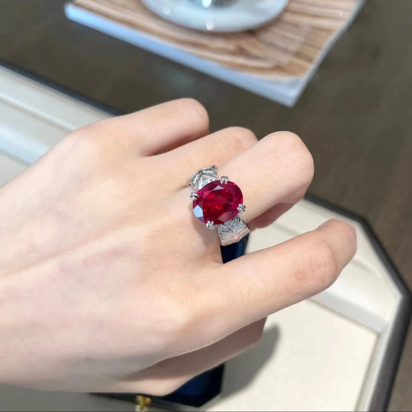 Damen Luxus Ring mit elegantem Rubin und funkelnden Diamanten Shop Nory