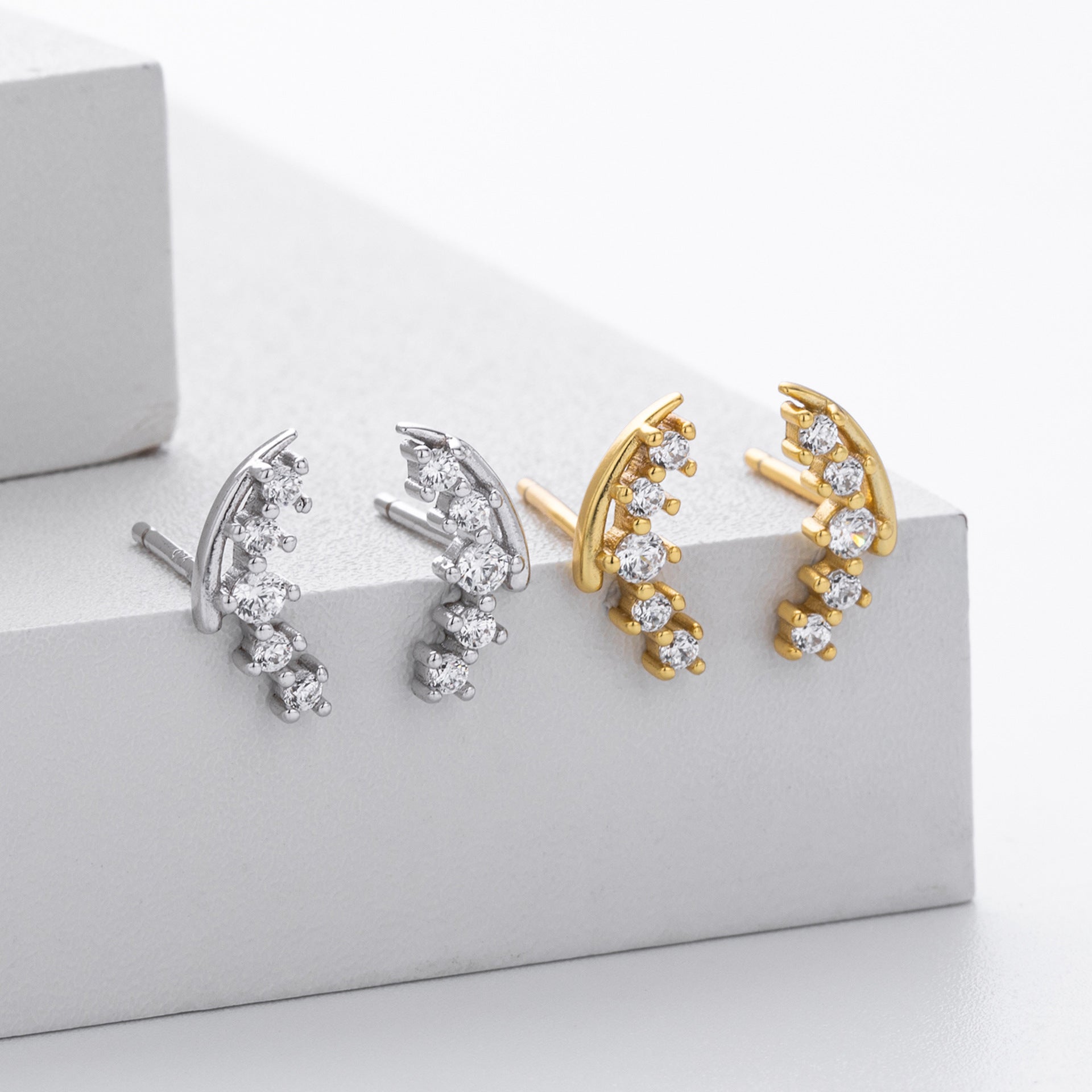 Damen Ohrstecker mit modernem geschwungenem Design und funkelnden Zirkonsteinen Shop Nory