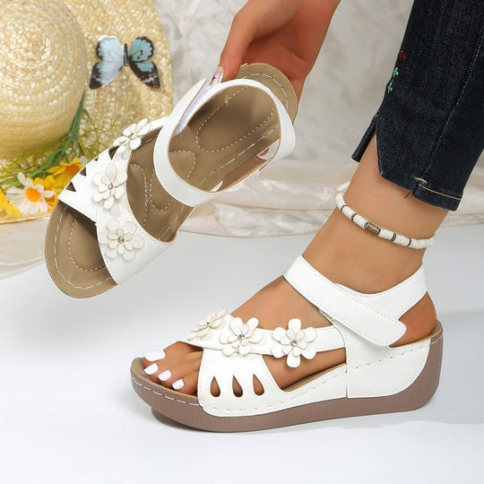 Damen Bequeme Sandalen mit Klettverschluss, gepolstertem Fußbett und Blütenapplikation Shop Nory