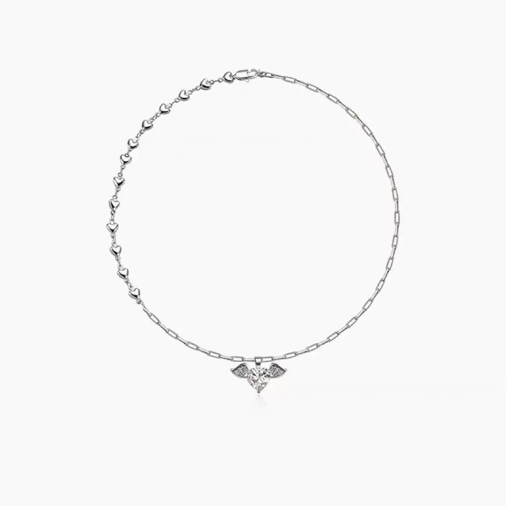 Damen Halskette mit herzförmigem Anhänger und zarten Flügeln Shop Nory