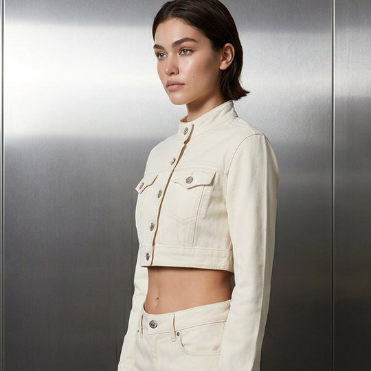 Damen Kurz geschnittene Cropped-Jeansjacke mit Stehkragen, Brustklappen und verlängerten Manschetten Shop Nory