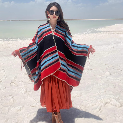 Damen Oversize-Strickponcho mit mehrfarbigem Wellenstreifen und Zierkordkante Shop Nory
