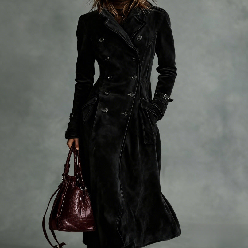 Damen Langer Taillierter Trenchcoat aus Veloursleder‑Optik mit doppelreihiger Knopfleiste und Schnallenmanschetten Shop Nory