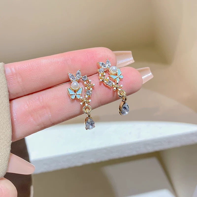 Damen Ohrstecker mit floralem Schmetterlingsdesign und funkelnden Akzenten Shop Nory
