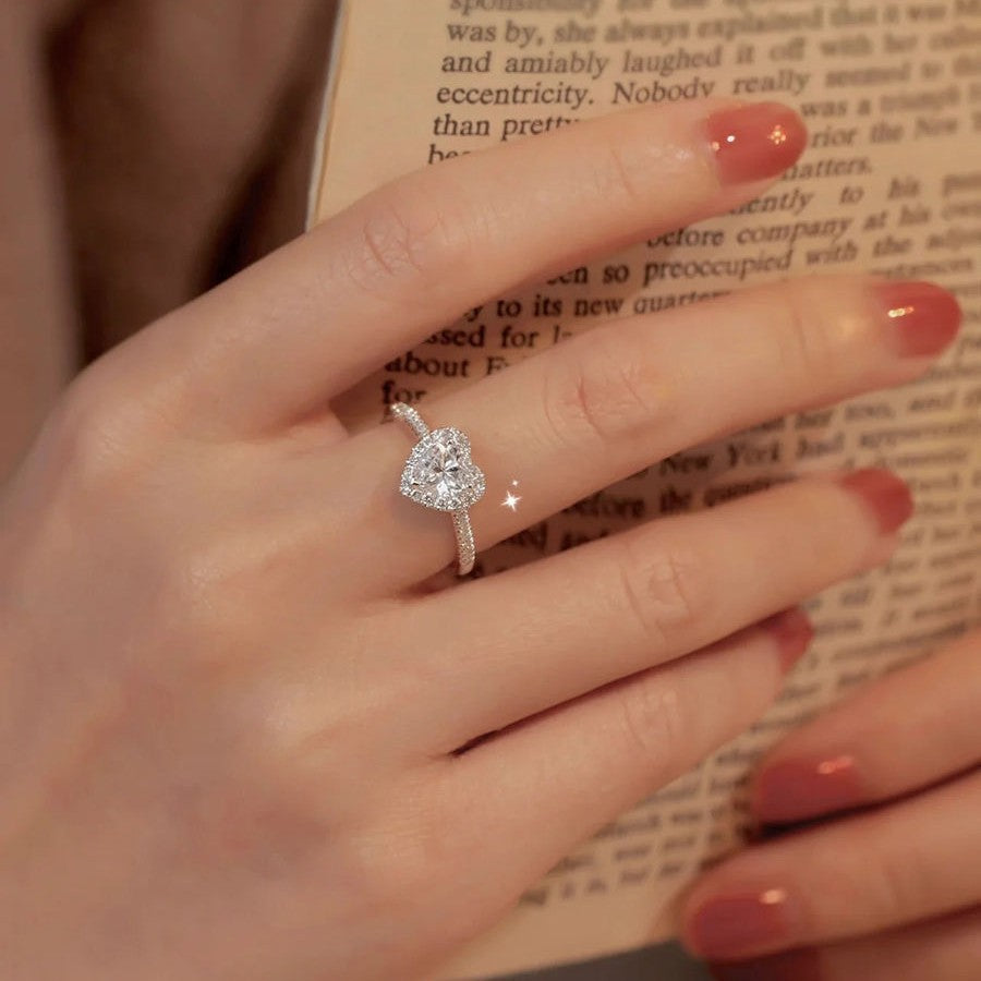 Damenring mit herzförmigem Zirkonia und funkelnden Details Shop Nory