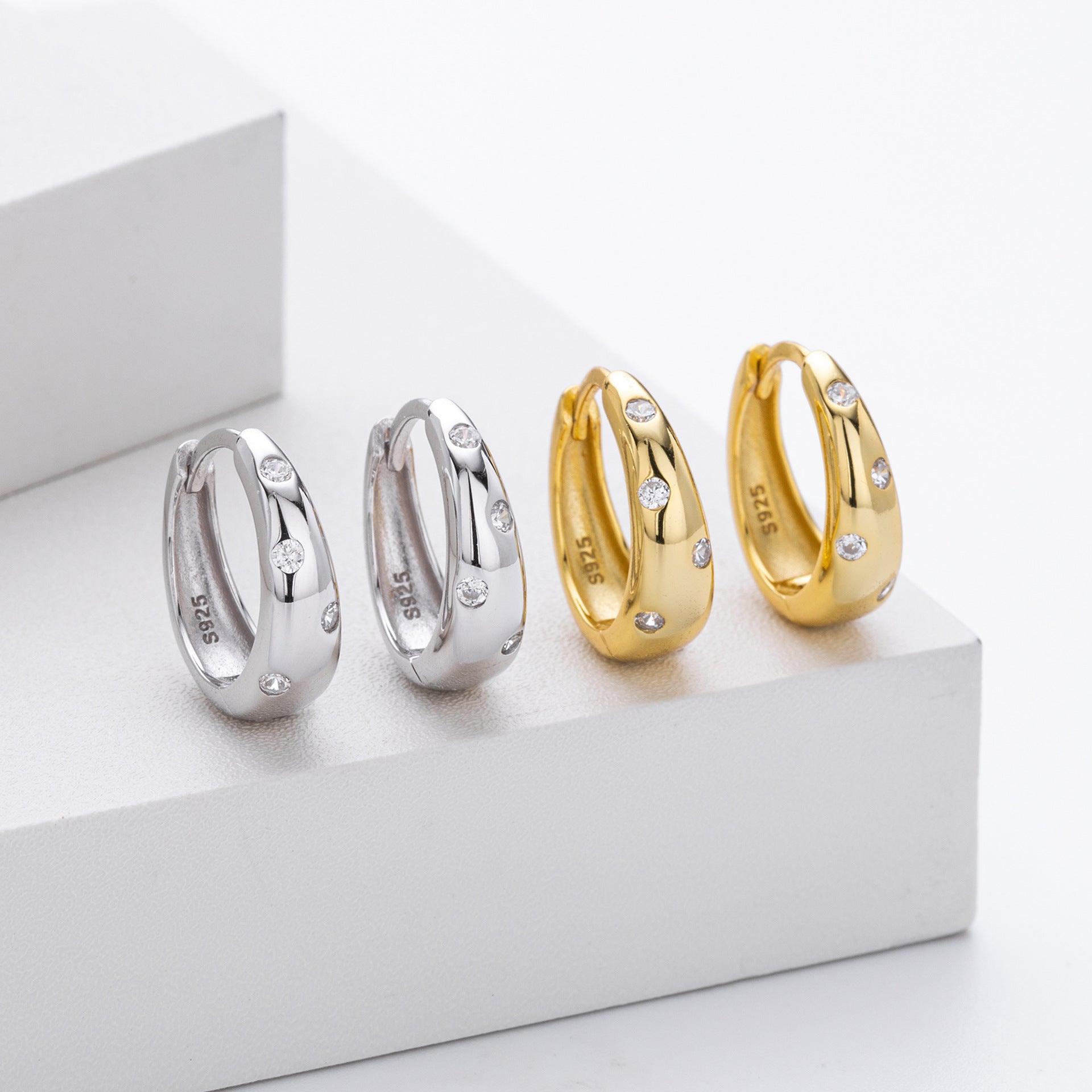 Damen Creolen mit geschwungenem Design und Zirkonbesatz Shop Nory
