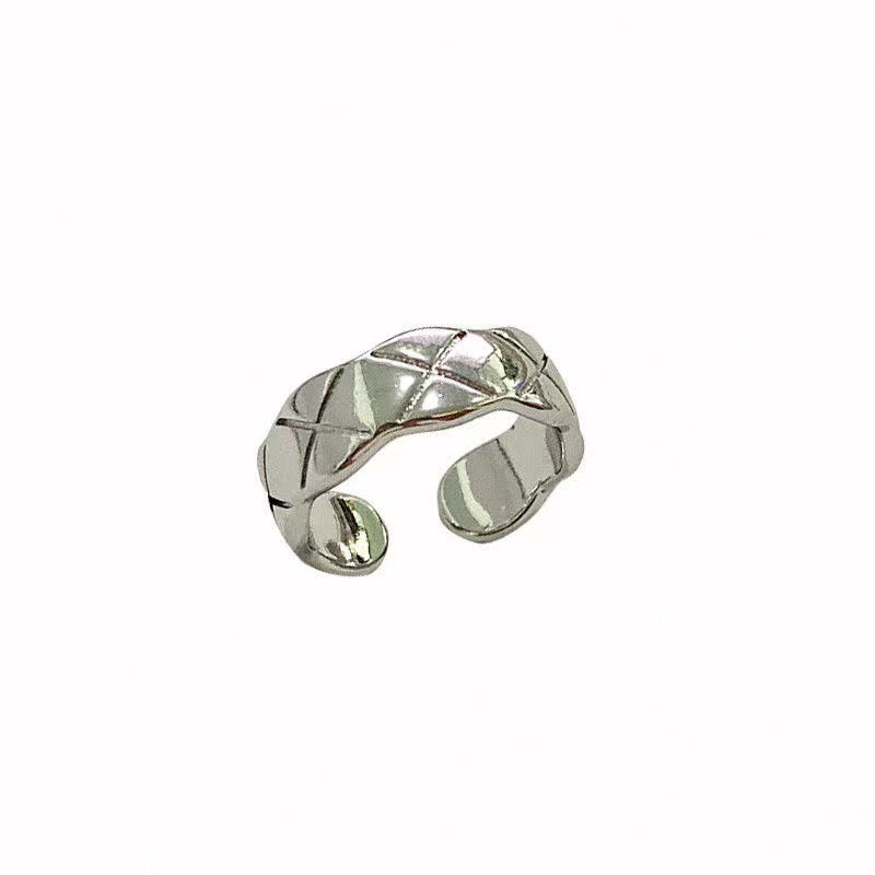Damen Ring mit elegantem, gewundenem Design und funkelnden Akzenten Shop Nory