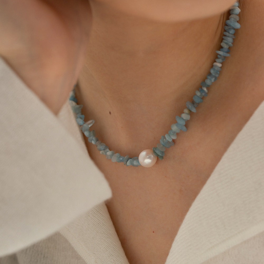 Damen Halskette mit pastelblauen Edelsteinen und einer eleganten Perle Shop Nory