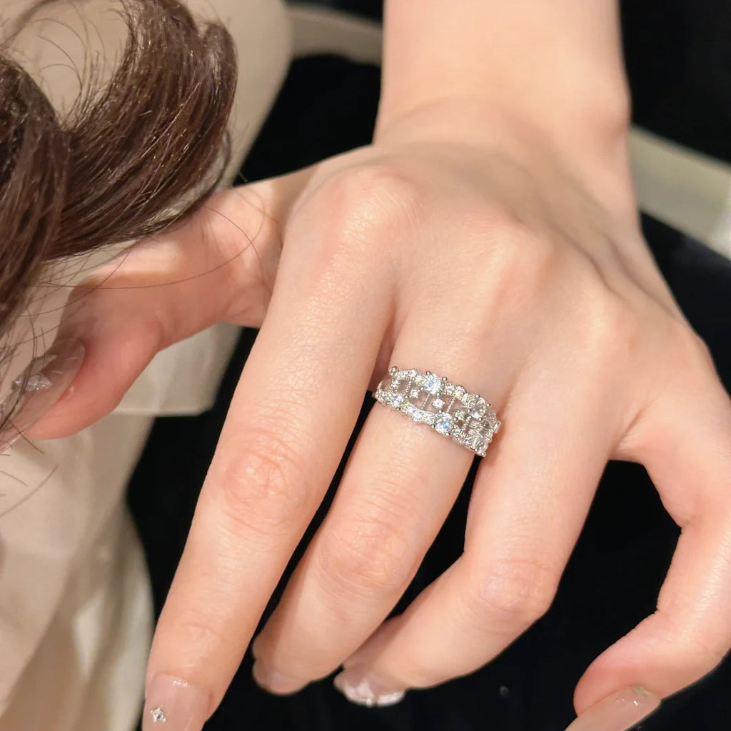 Damen Designer Ring mit filigranem Gittermuster und funkelnden Zirkonia Shop Nory