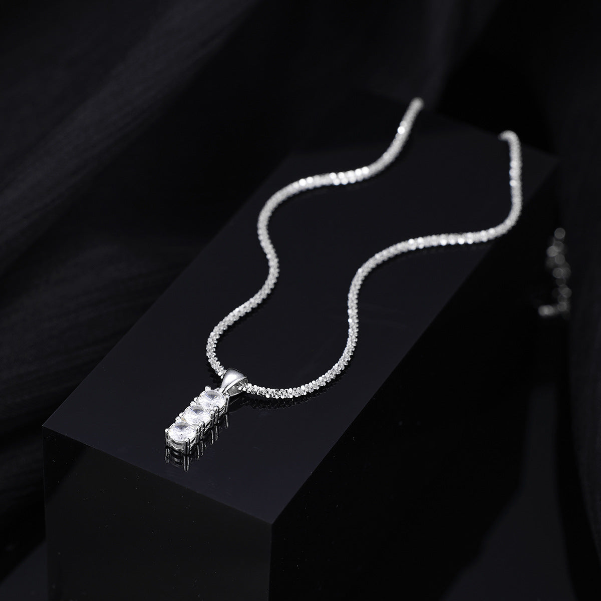 Damen Halskette mit funkelndem Anhänger und Zirkoniasteinen Shop Nory